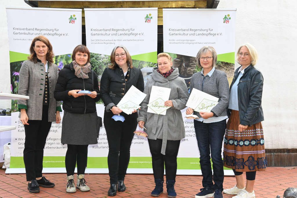 vier Mal die Auszeichnung "Naturgartenzertifizierung" im Landkreis Regensburg. Bild mit Gartenbesitzerinnen. (HCW)
