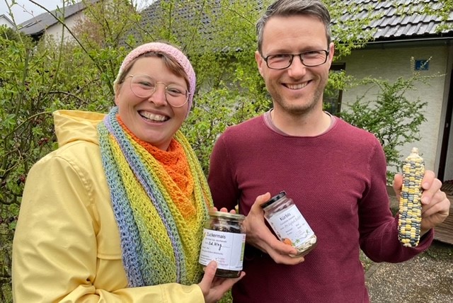 Karin Holzapfel und Fabian Kellermeier, die Organisatoren des Vielfaltsackers. (SFleiner)