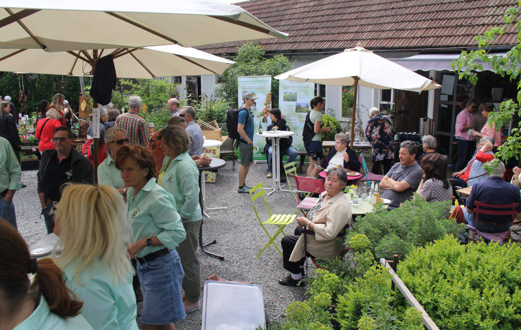 die Besucher genossen das schöne Ambiente des Hofgut Rosenfleckerl