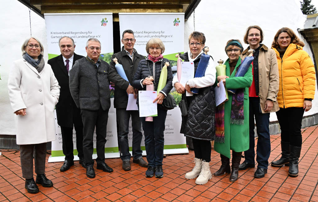 Preisträger des Sparkassenpreises mit Stephanie Fleiner li Irene Dullinger, Vorstandsvorsitzende Sparkasse R und LRin Tanja Schweiger