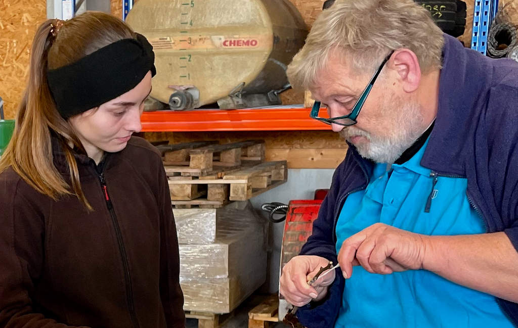 Josef Wittmann, Pomologe gibt gerne sein Wissen, der Kunst des Veredelns an Isabell Feil, Gärtnerin am Landratsamt Regensburg, weiter.