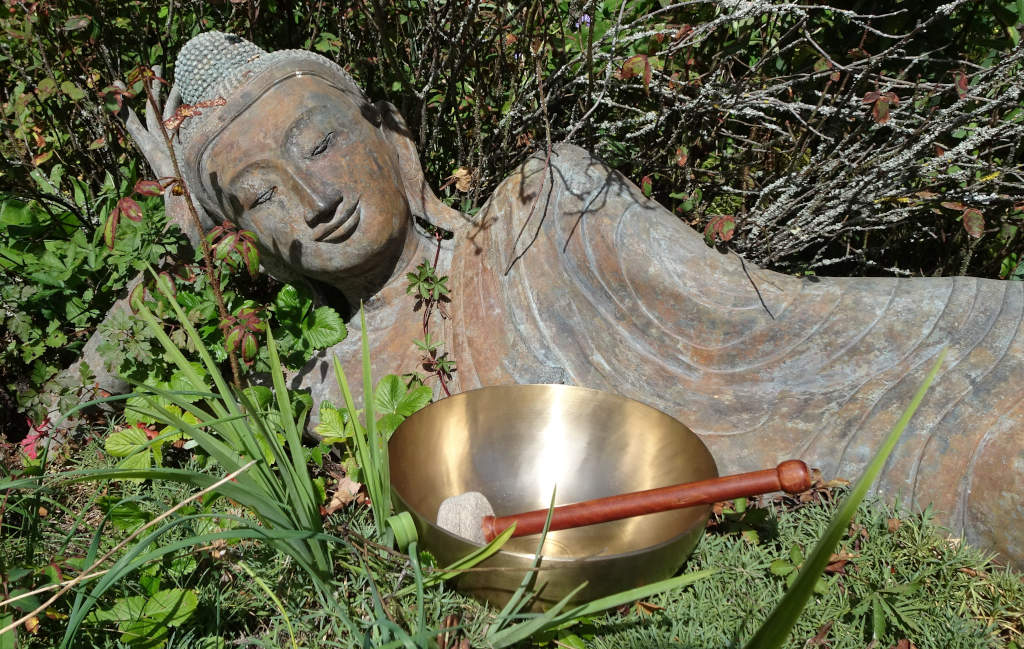 eine Klangschale vor einer Buddha Statue